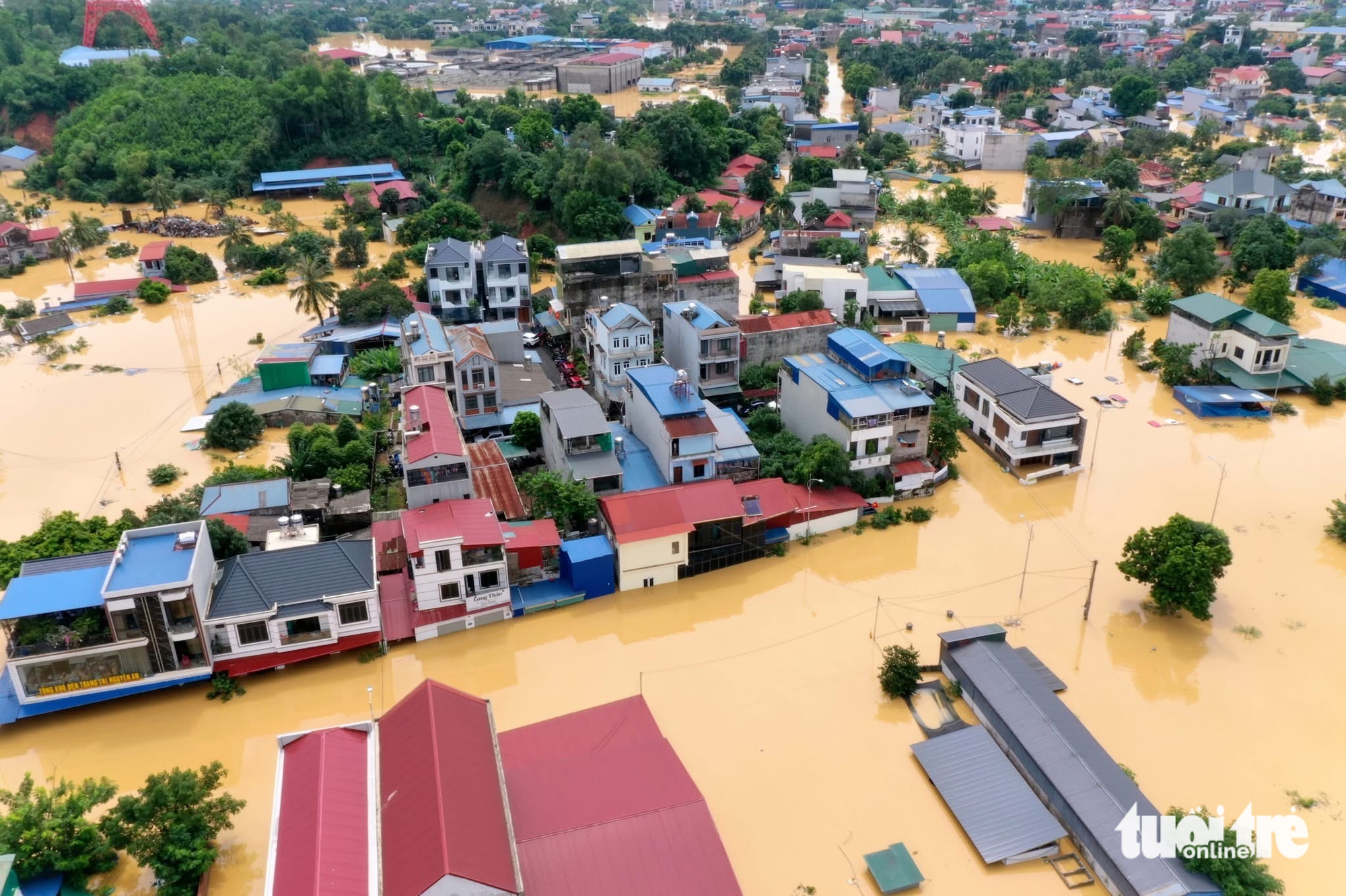 太原洪水区居民爬上屋顶乞求一瓶水