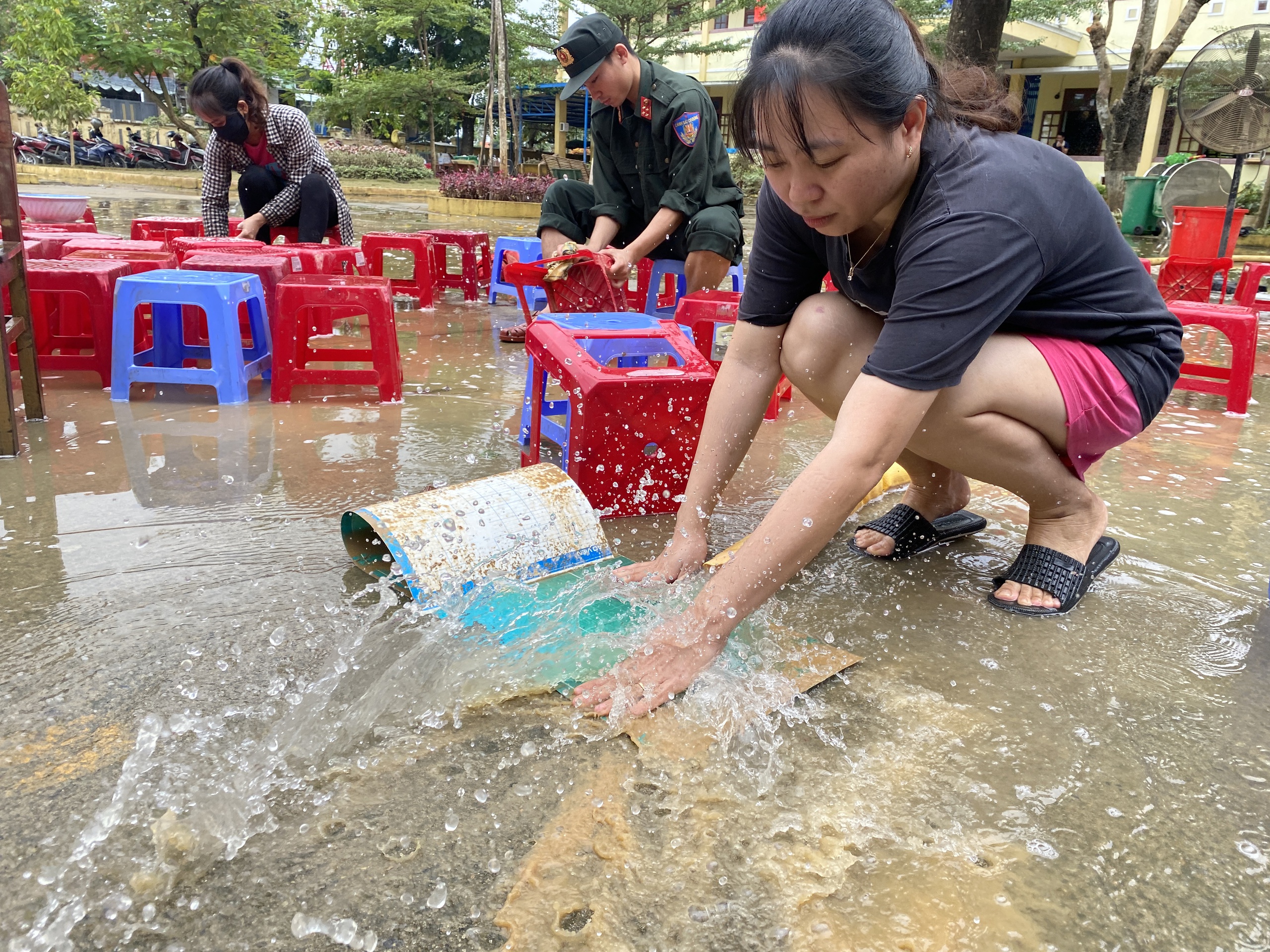 心痛！岘港洪水中心区教师清洗层层淤泥为学生寻找学习用品
