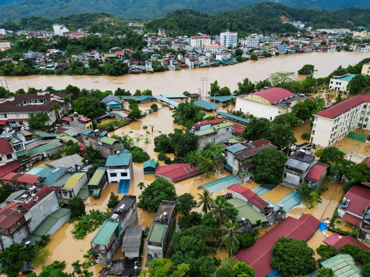 河江街道在历史性洪水中被淹没的景象