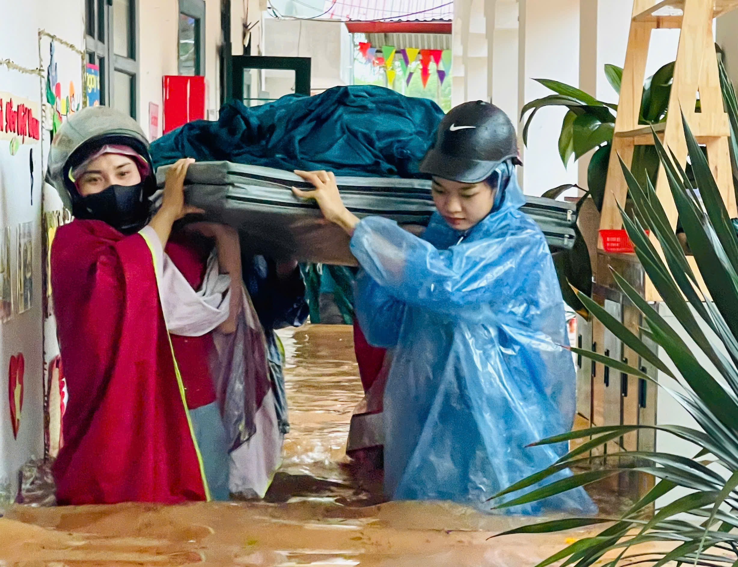 北宁洪水退去，老师们从泥泞中抢救少量教学用具