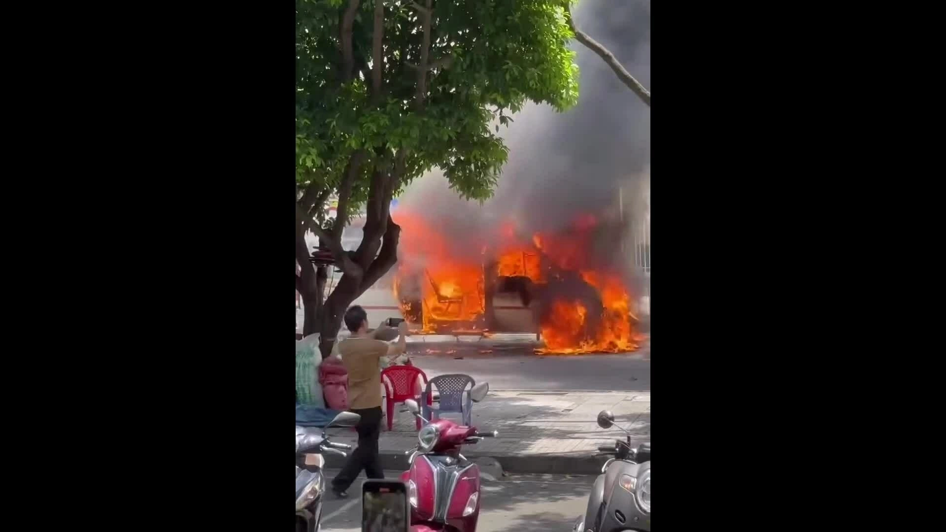 胡志明市事故后载有7人的家庭用车起火