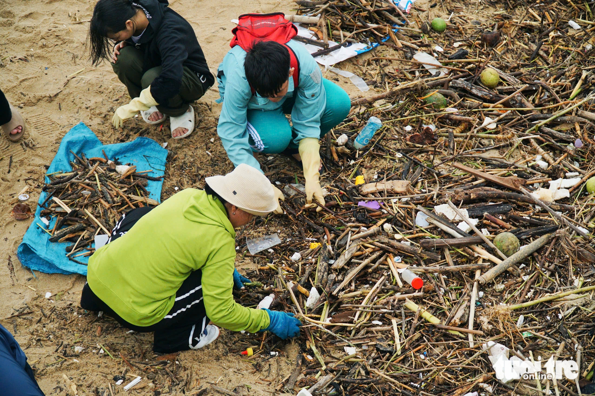 洪水过后，数千人在芽庄海滩清理垃圾