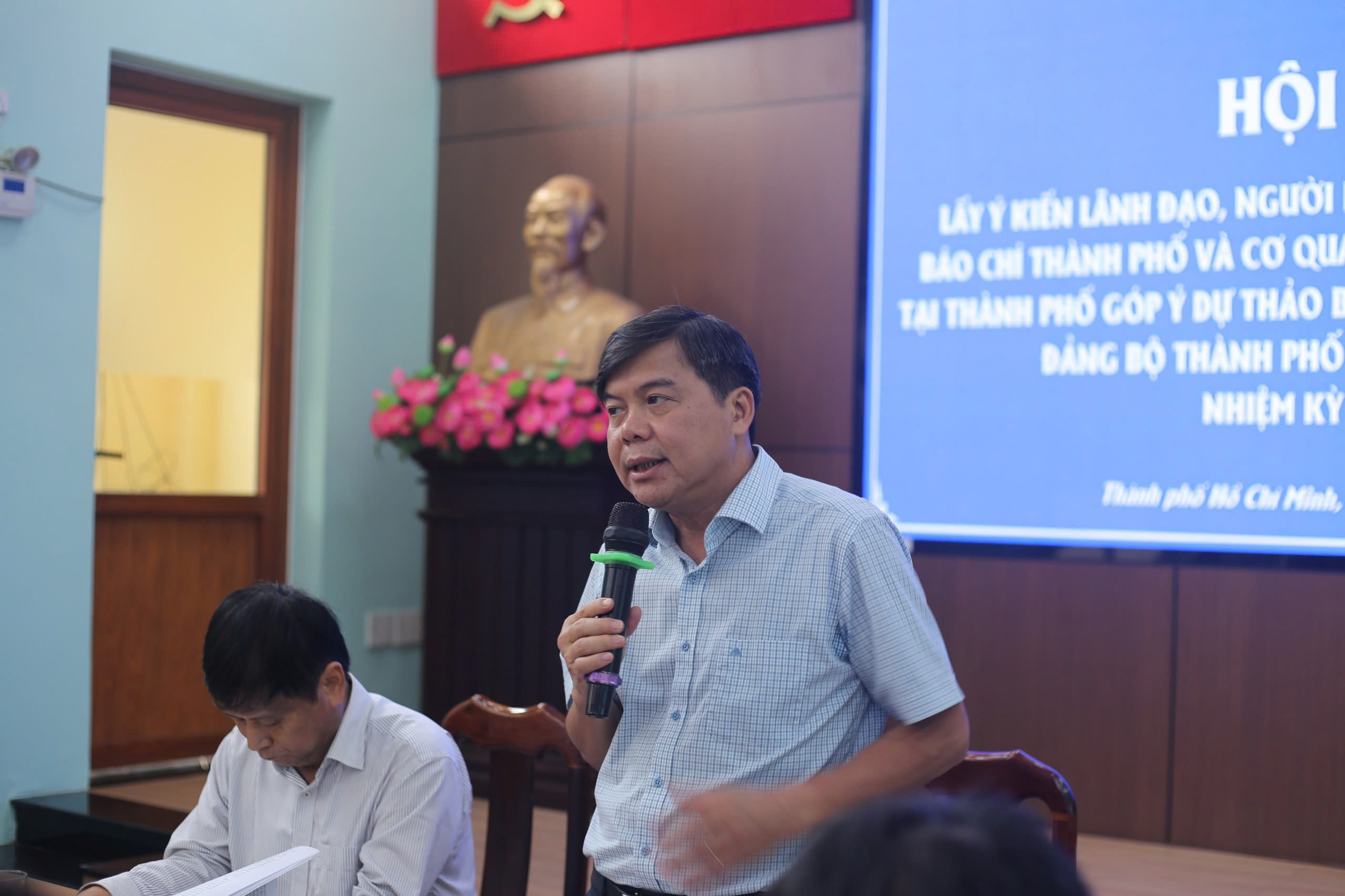 领导及典型新闻工作者对胡志明市党代会政治报告草案提出意见