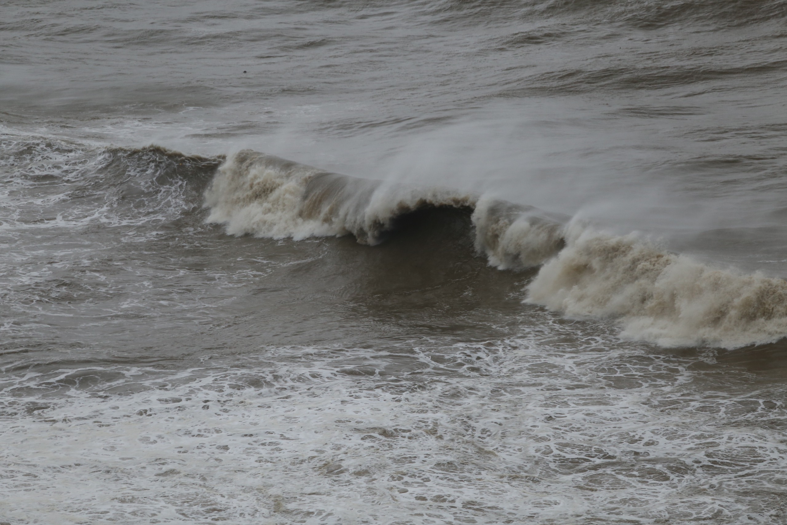 归仁大雨如注，强风阵阵，海浪高达3米