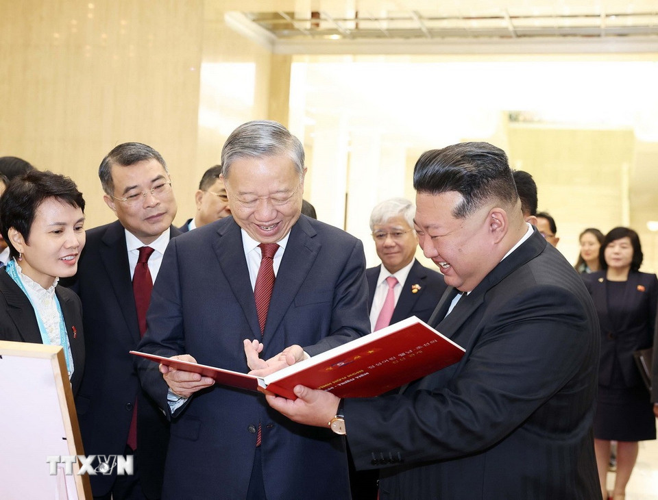 总书记苏林与朝鲜劳动党总书记、国务委员会委员长金正恩举行会谈