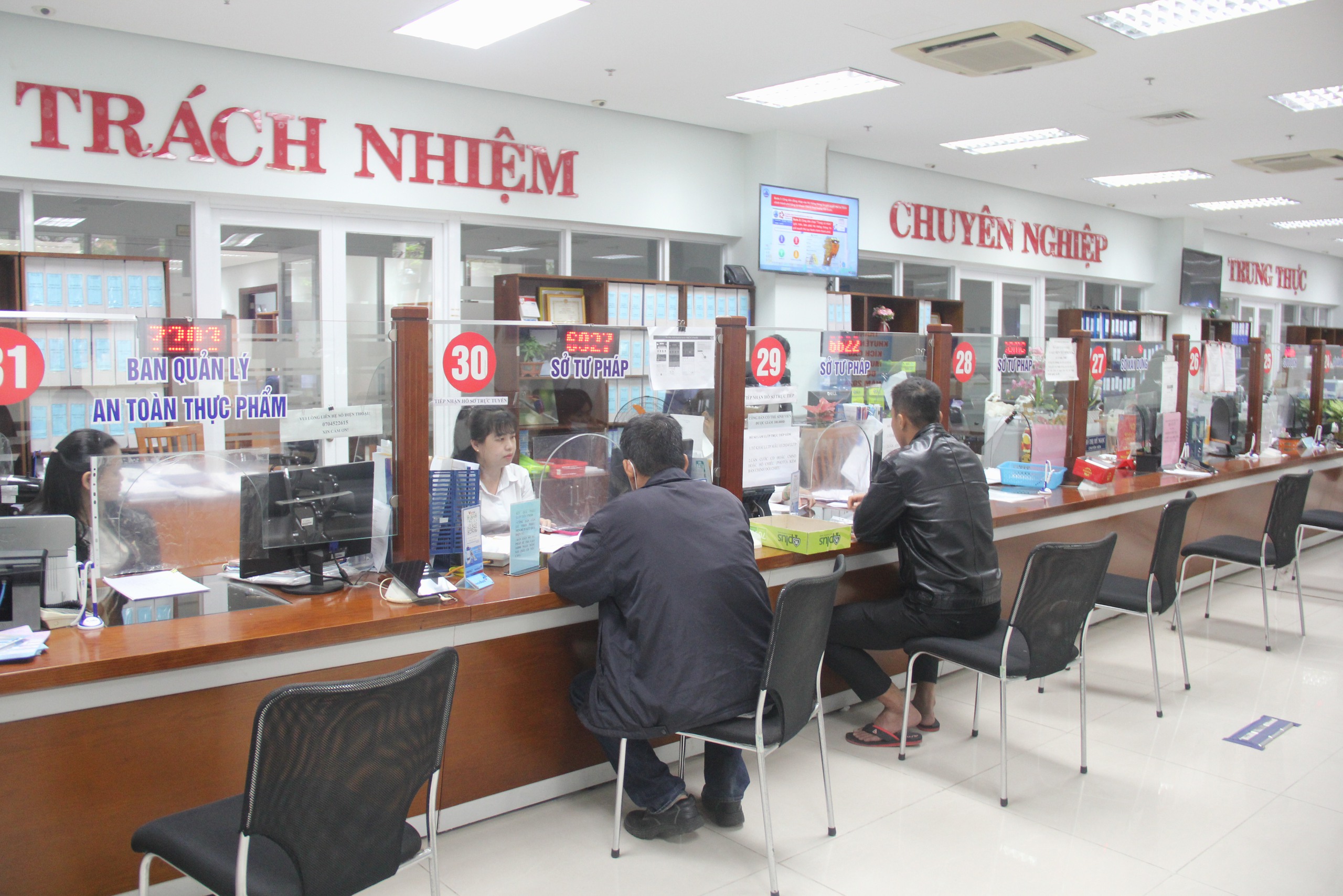 岘港干部若出色完成任务，每月额外增加475万越南盾工资