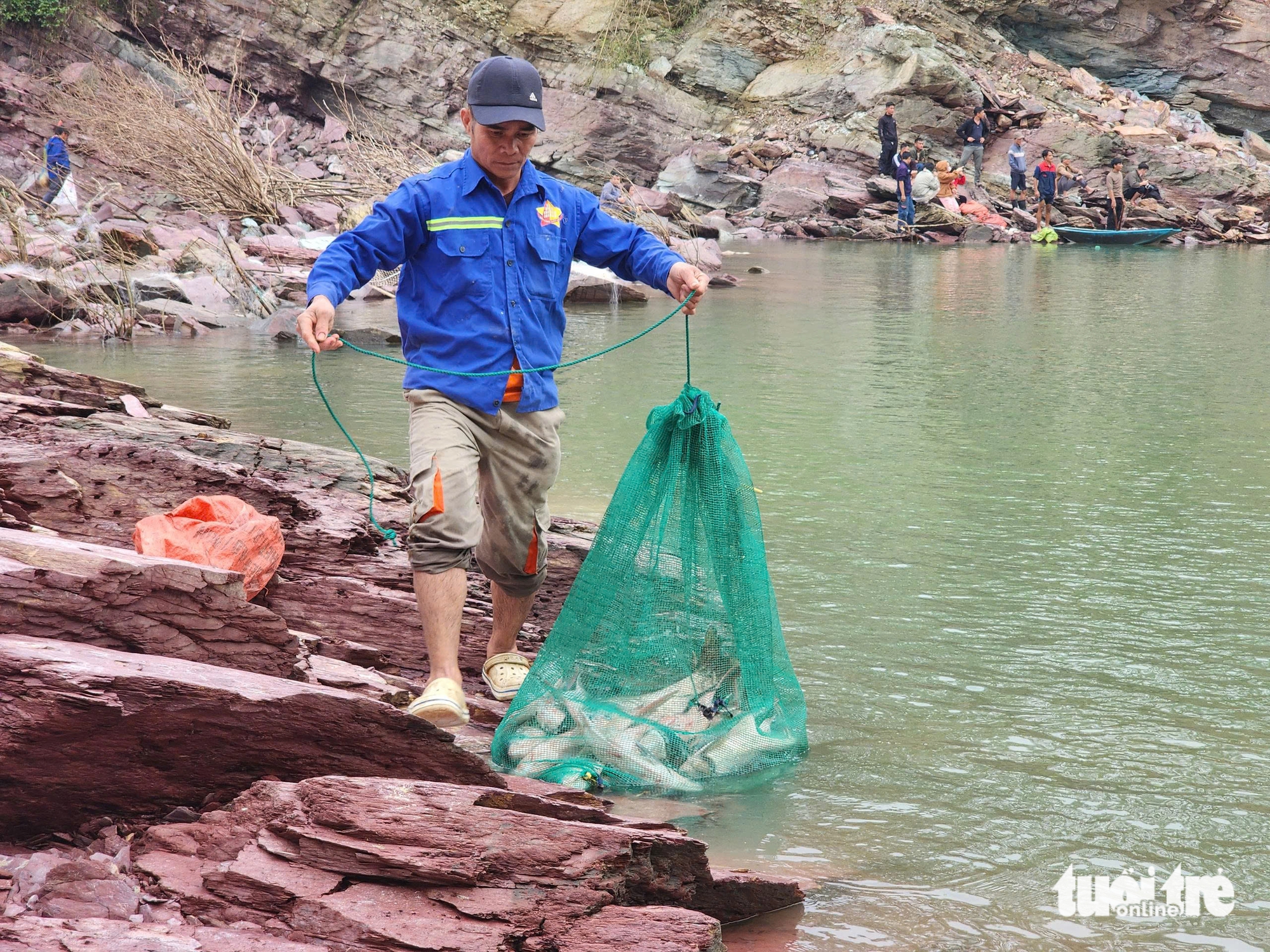 洪水泄洪时，人们争相捕捞格戈湖的'巨型'鱼