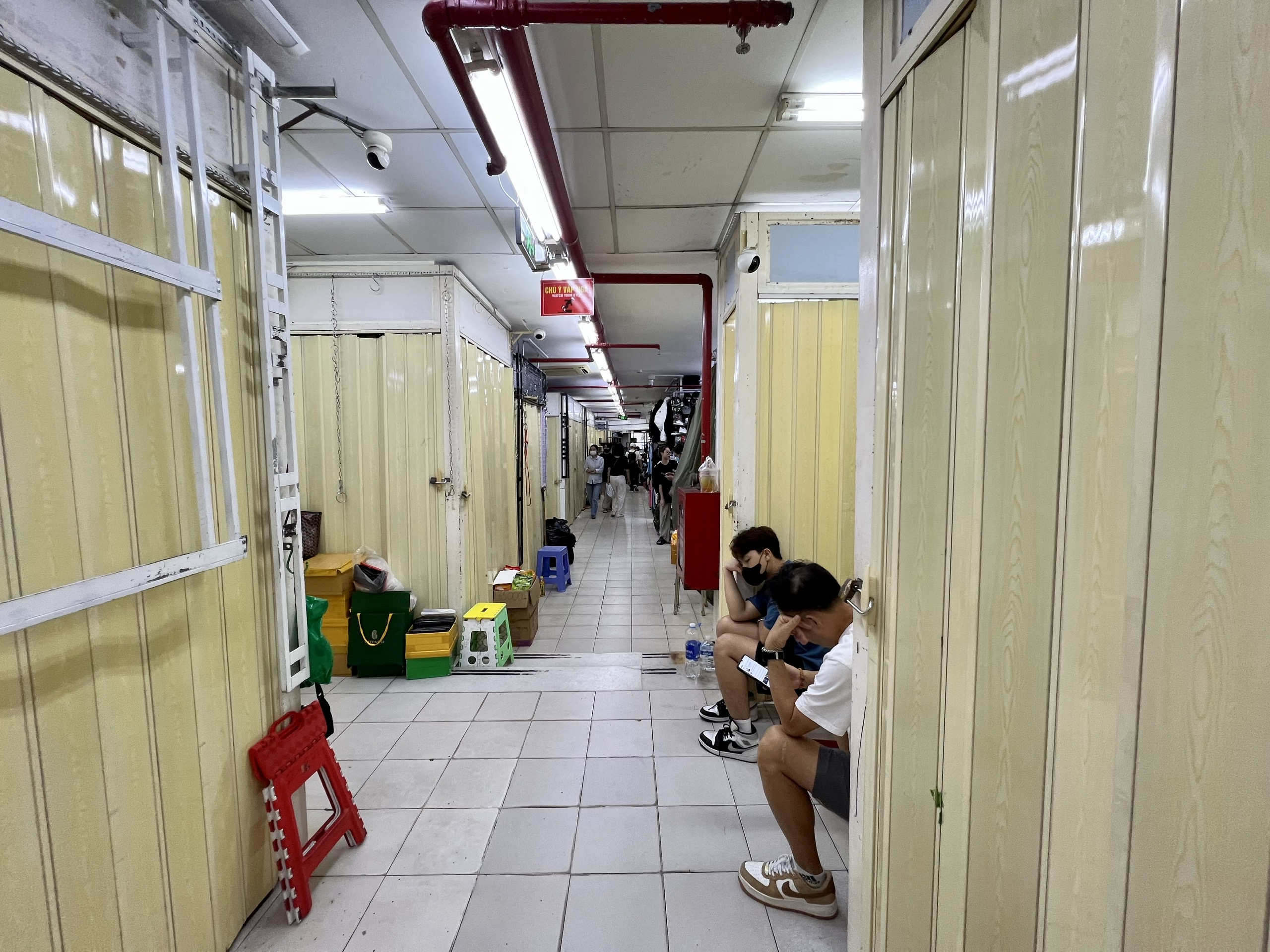 保护'警报'，西贡广场小贩立即关闭摊位以避免检查