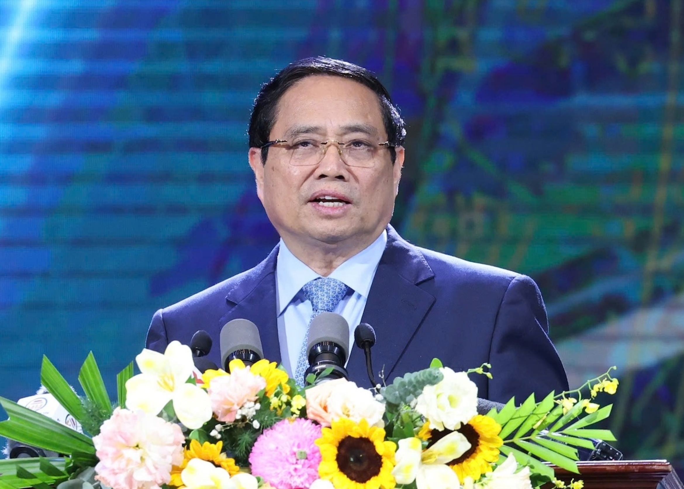 范明政总理向反腐败新闻奖获奖作者颁发A等奖