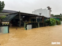 顺化河沿岸村庄95%被淹没,香蕉筏成为民众渡洪的船只