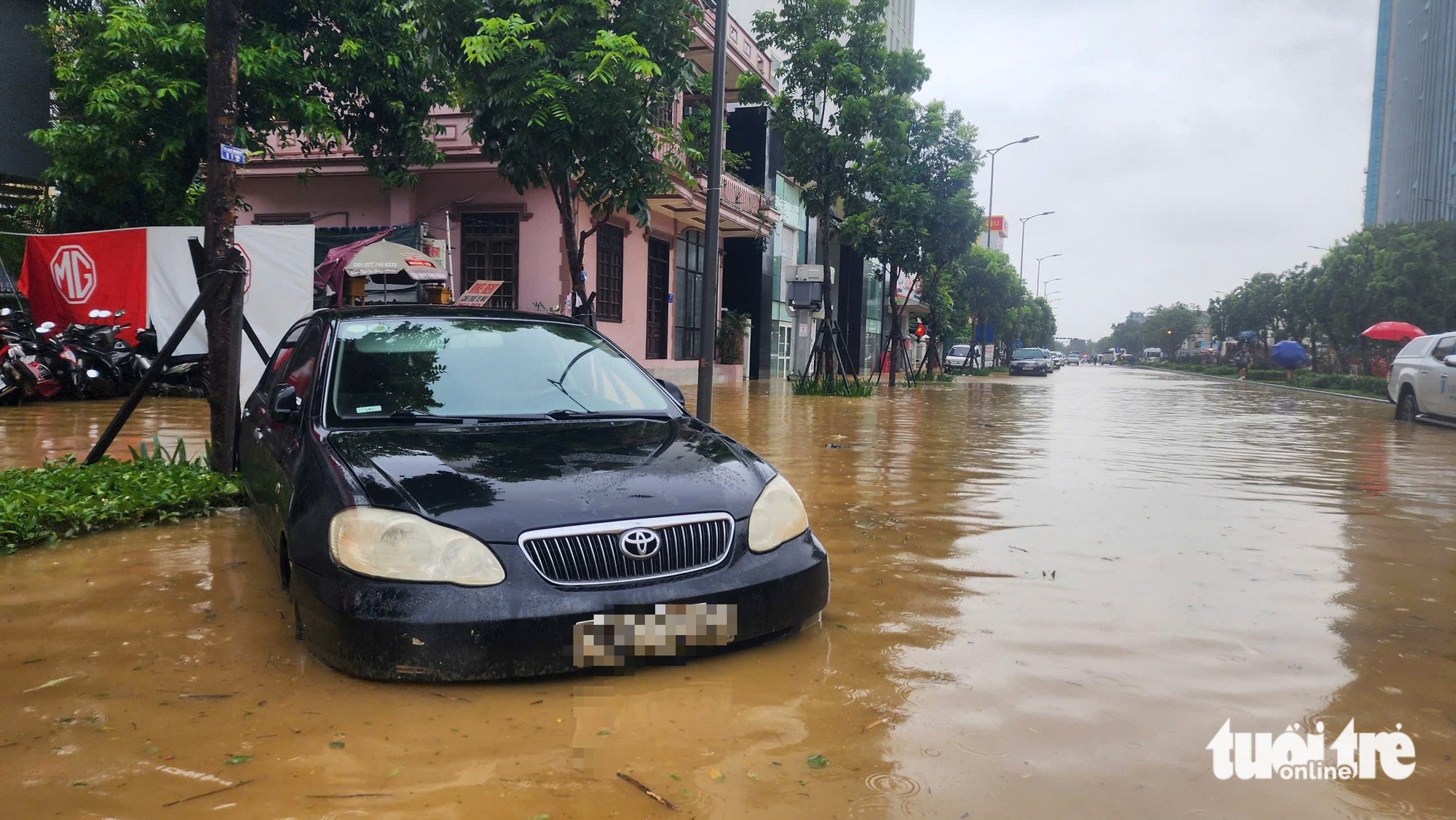 顺化历史性洪水中数千辆汽车和摩托车被淹、短路起火