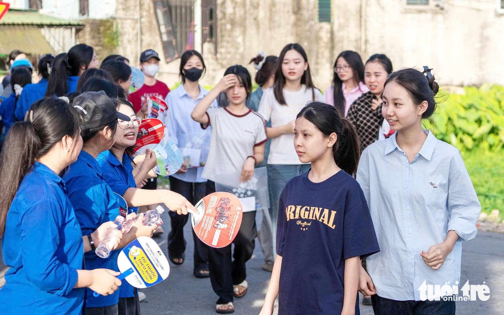 越南义安省10年级入学考试作文题探讨'民间游戏'与青少年