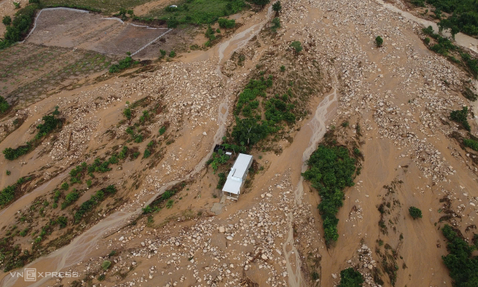 林同省山区水库溃坝，多人被冲走
