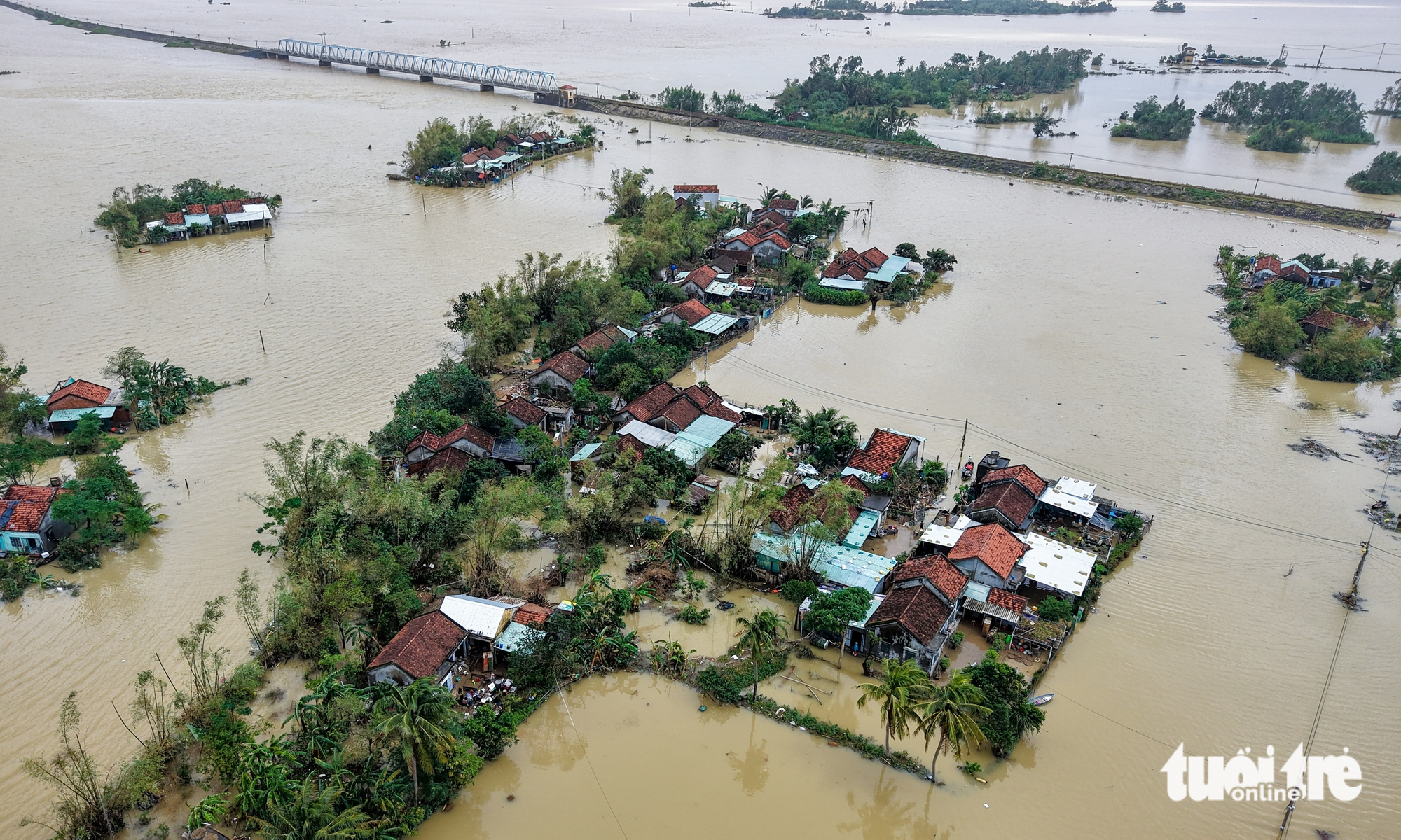富安省旧地居民涌向第917团直升机降落点接收紧急救援物资