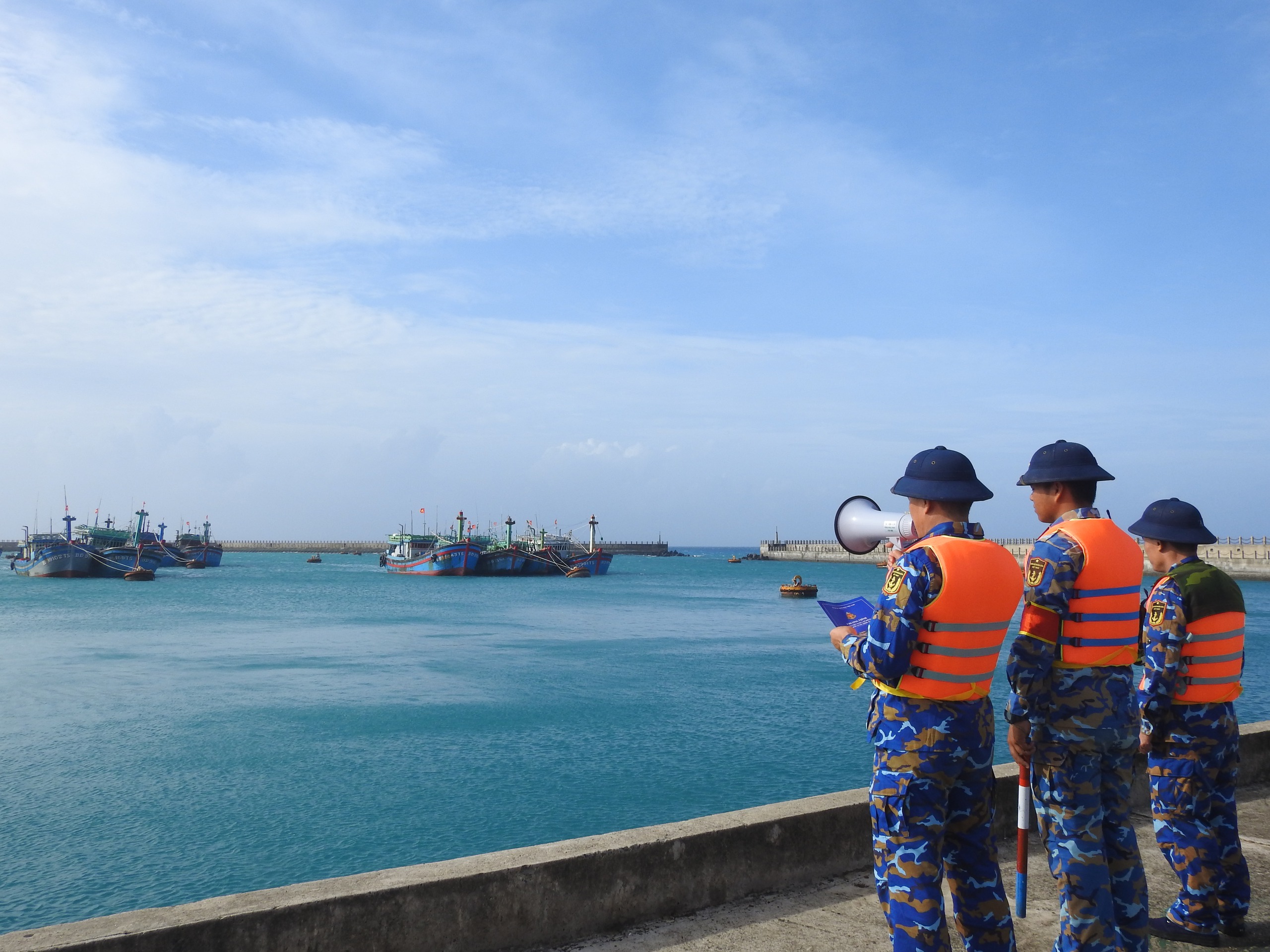 军队维持超过267,000人、6架直升机和数千辆车辆待命应对第15号台风