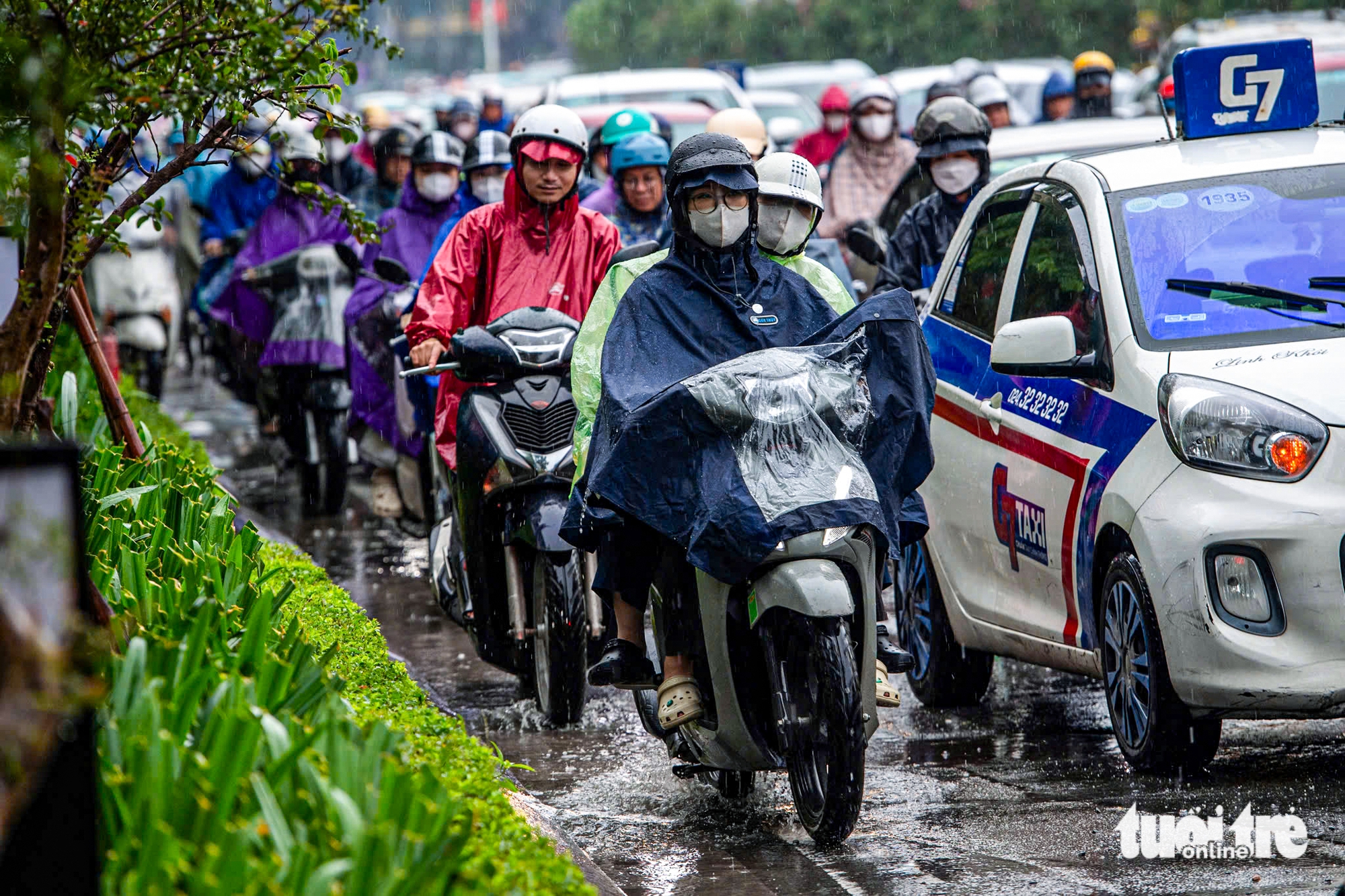 河内多条街道在雨中严重拥堵