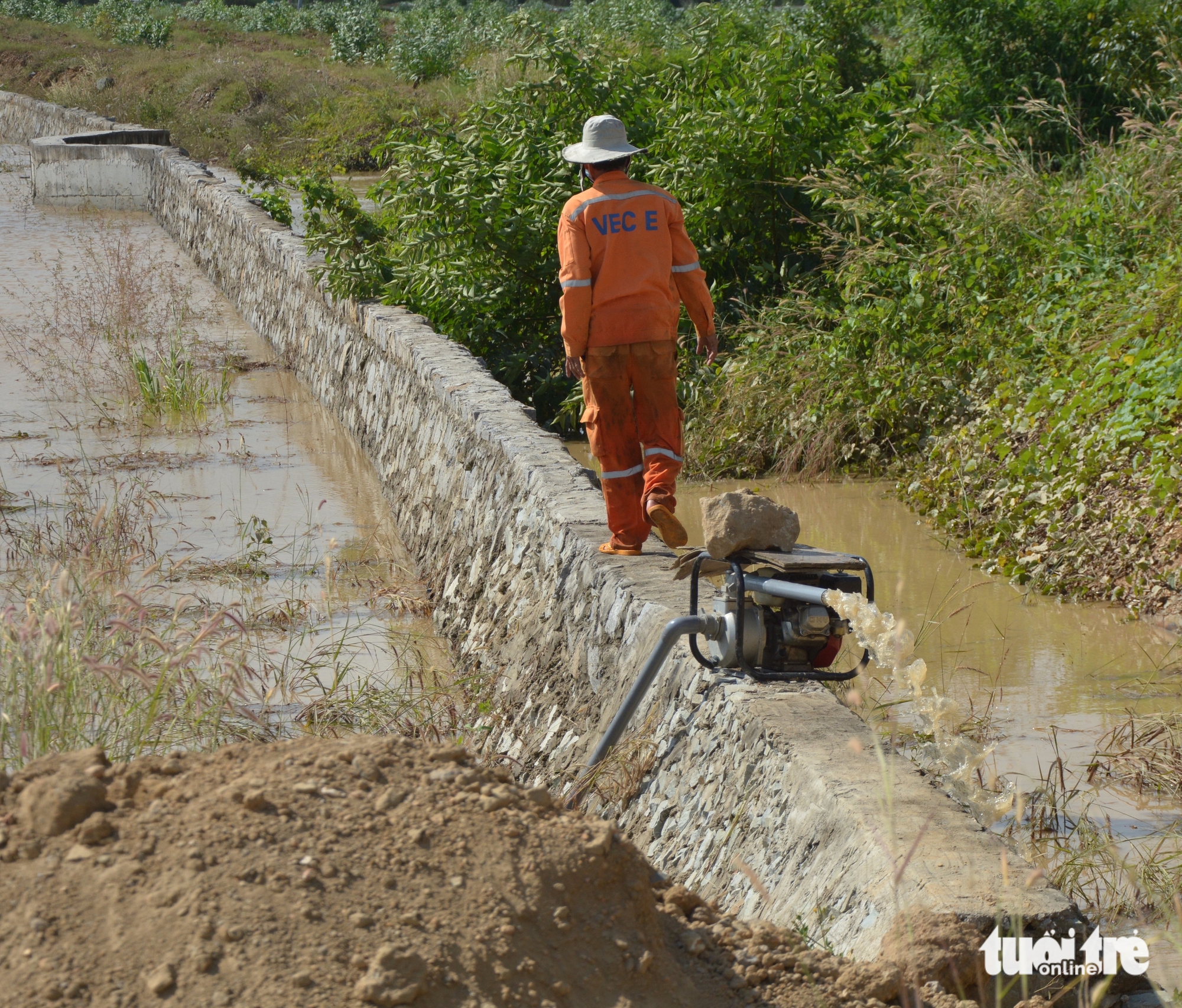潘切-油吉高速公路防淹泵在洪水中淹没的图像