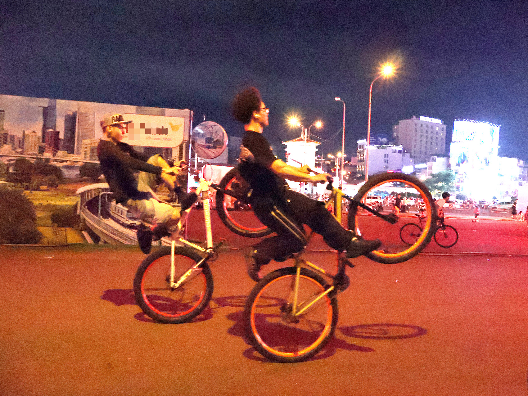 自行车'大闹'街道，在胡志明市中心翘头摇摆行驶