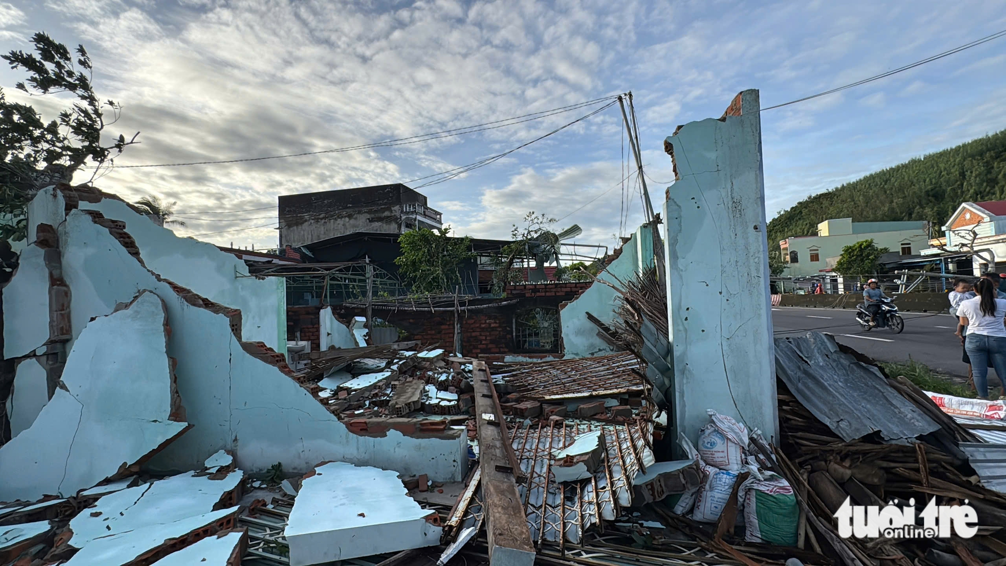 达克拉克沿海令人痛心的景象：房屋倒塌、屋顶被掀翻，卡马尔吉台风造成2人死亡