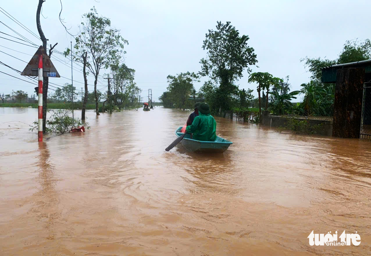 风暴掀翻屋顶，洪水涌入房屋，民众在自然灾害中挣扎