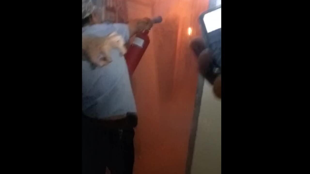 胡志明市公寓火灾，3人被困电梯