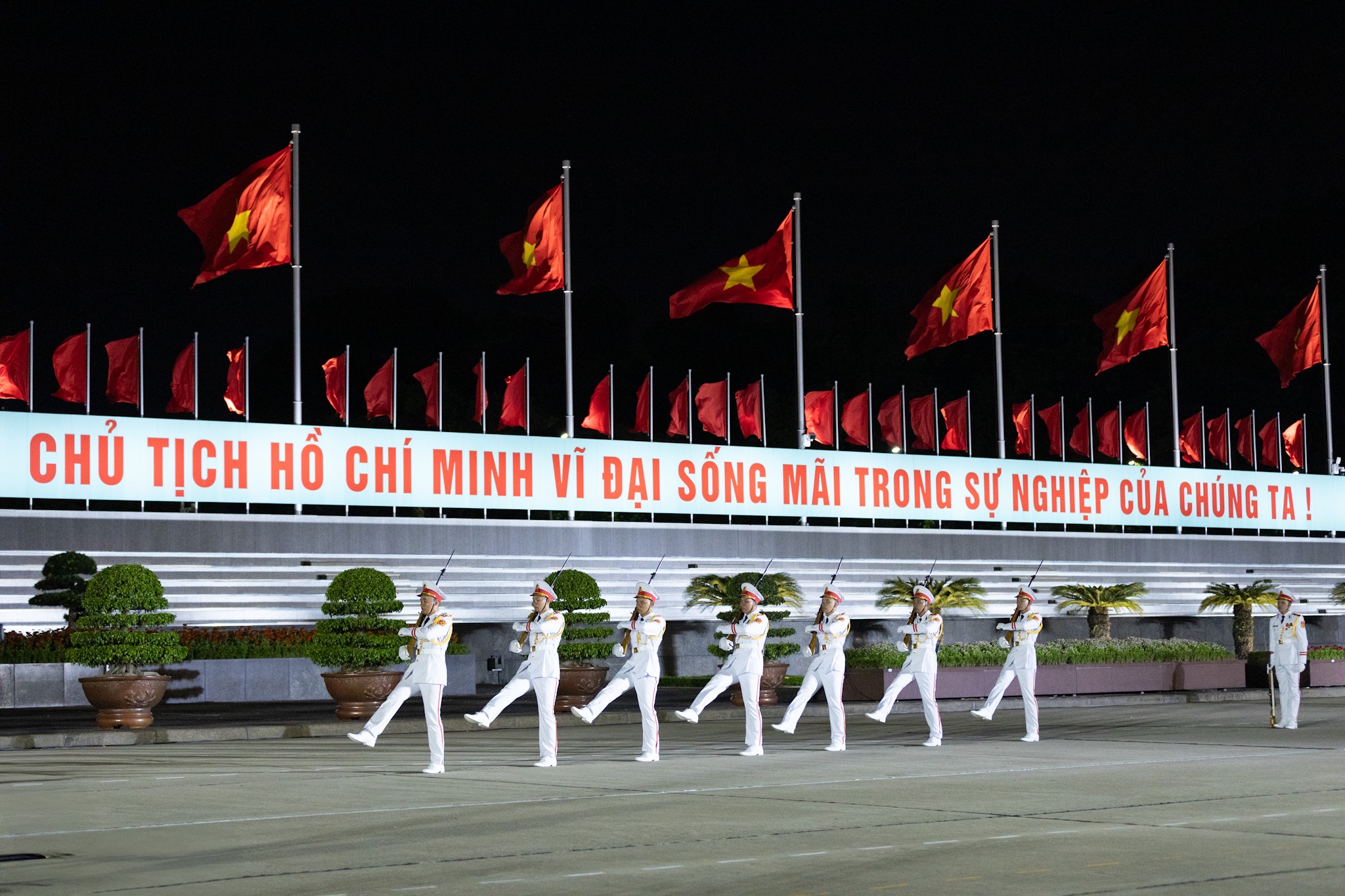 总书记苏林参加壮丽政治艺术节目‘在光荣旗帜下’