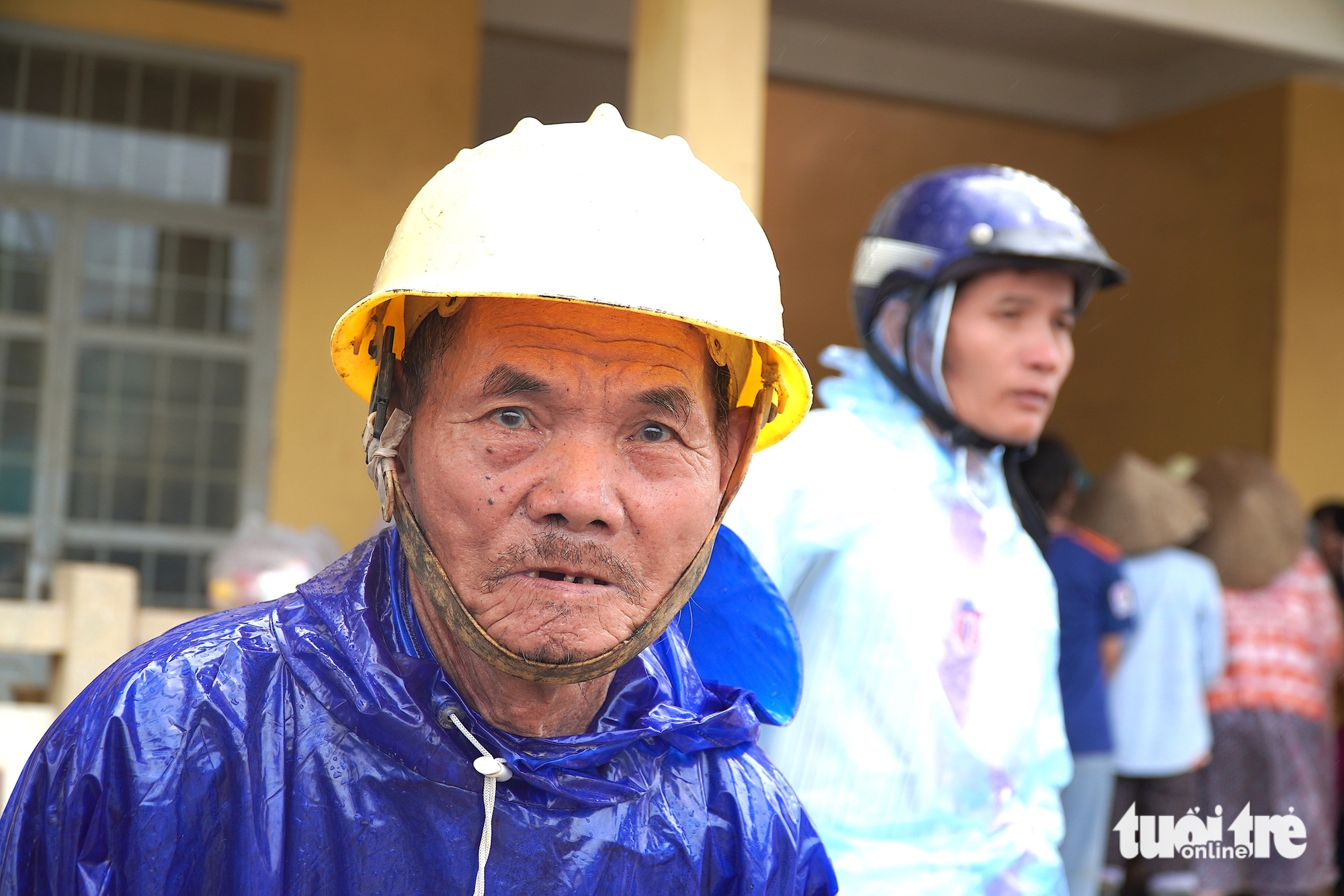 救援大米还没来得及吃就被洪水淤泥淹没，居民捡拾残留物