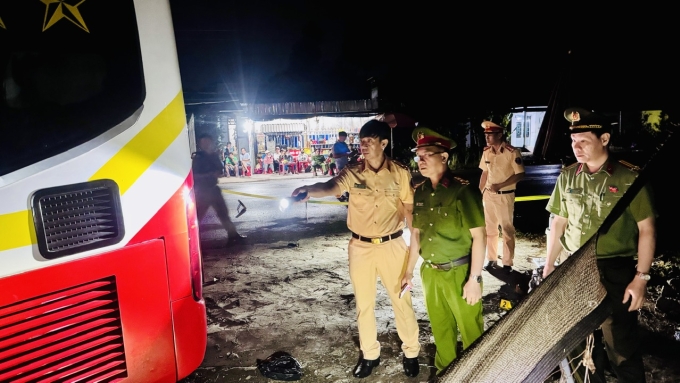 汽车冲入路边喝水青年群，两人死亡