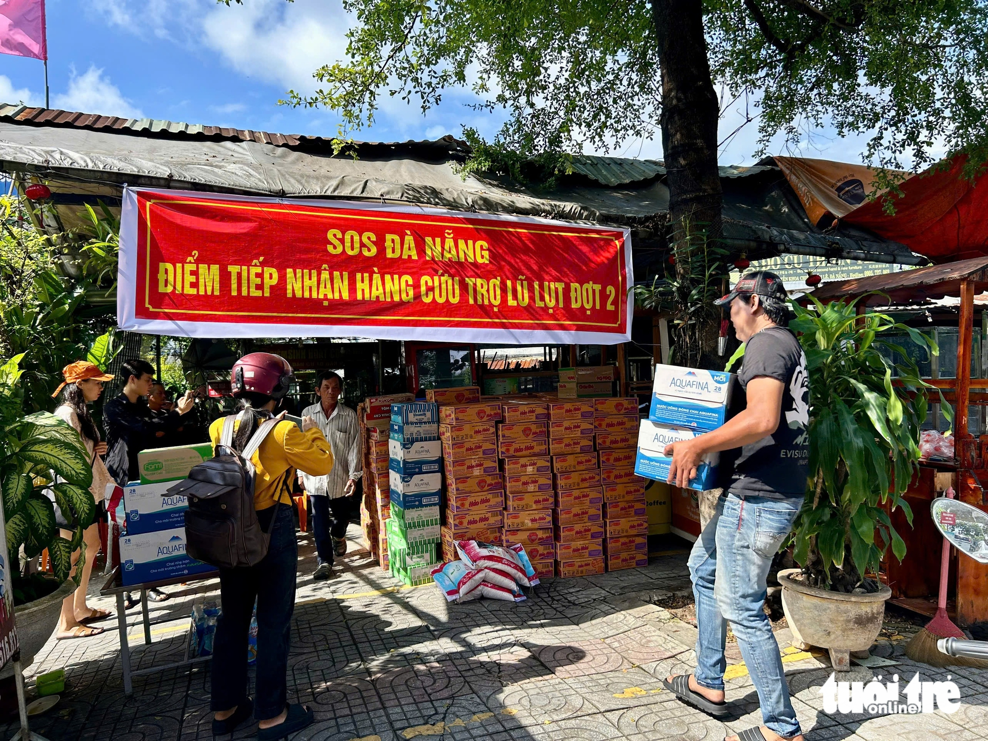 岘港市民寄送数吨必需品援助北部洪水灾区同胞