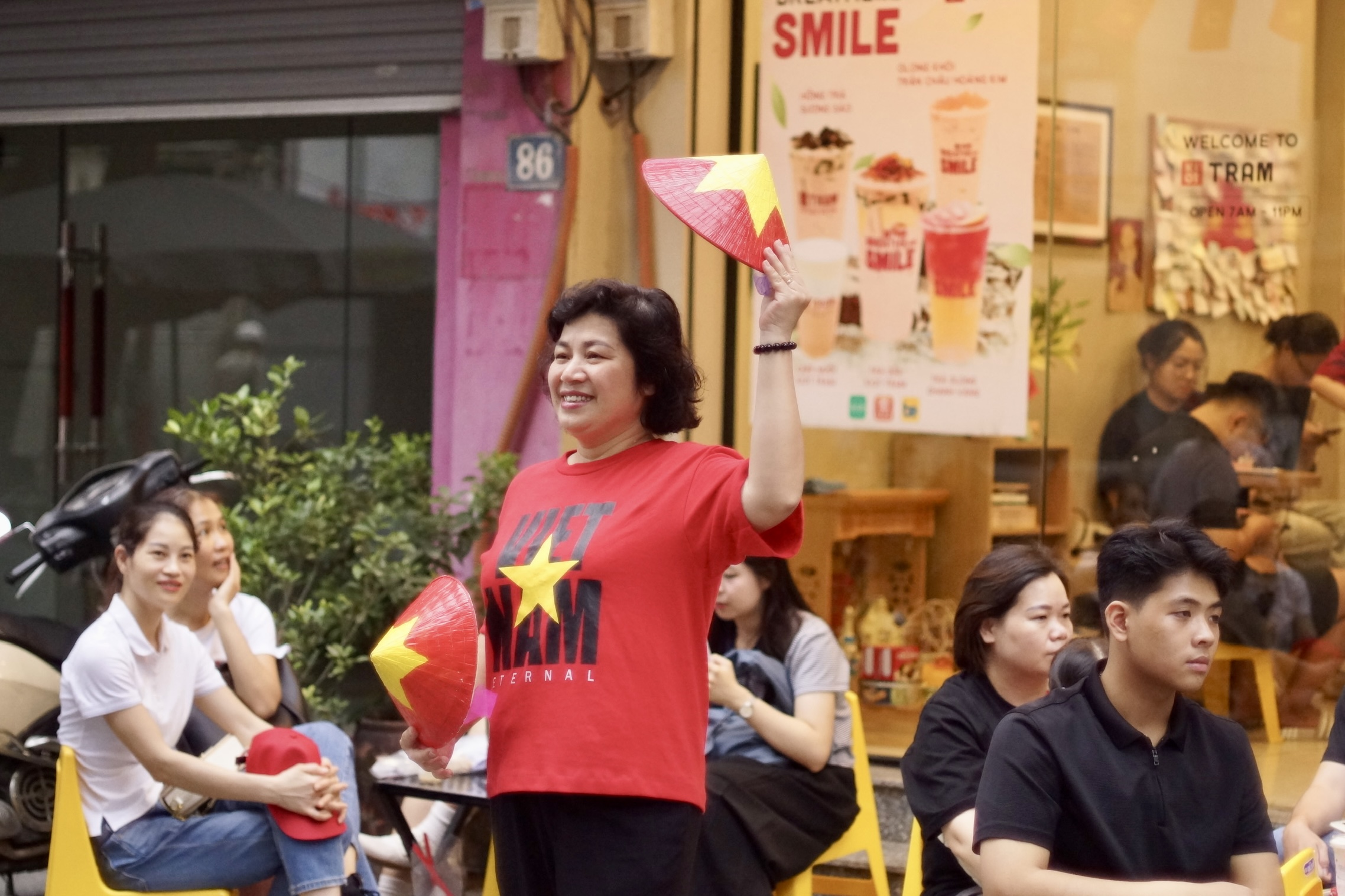 河内许多咖啡馆通宵营业，为阅兵服务人员赠送饮品