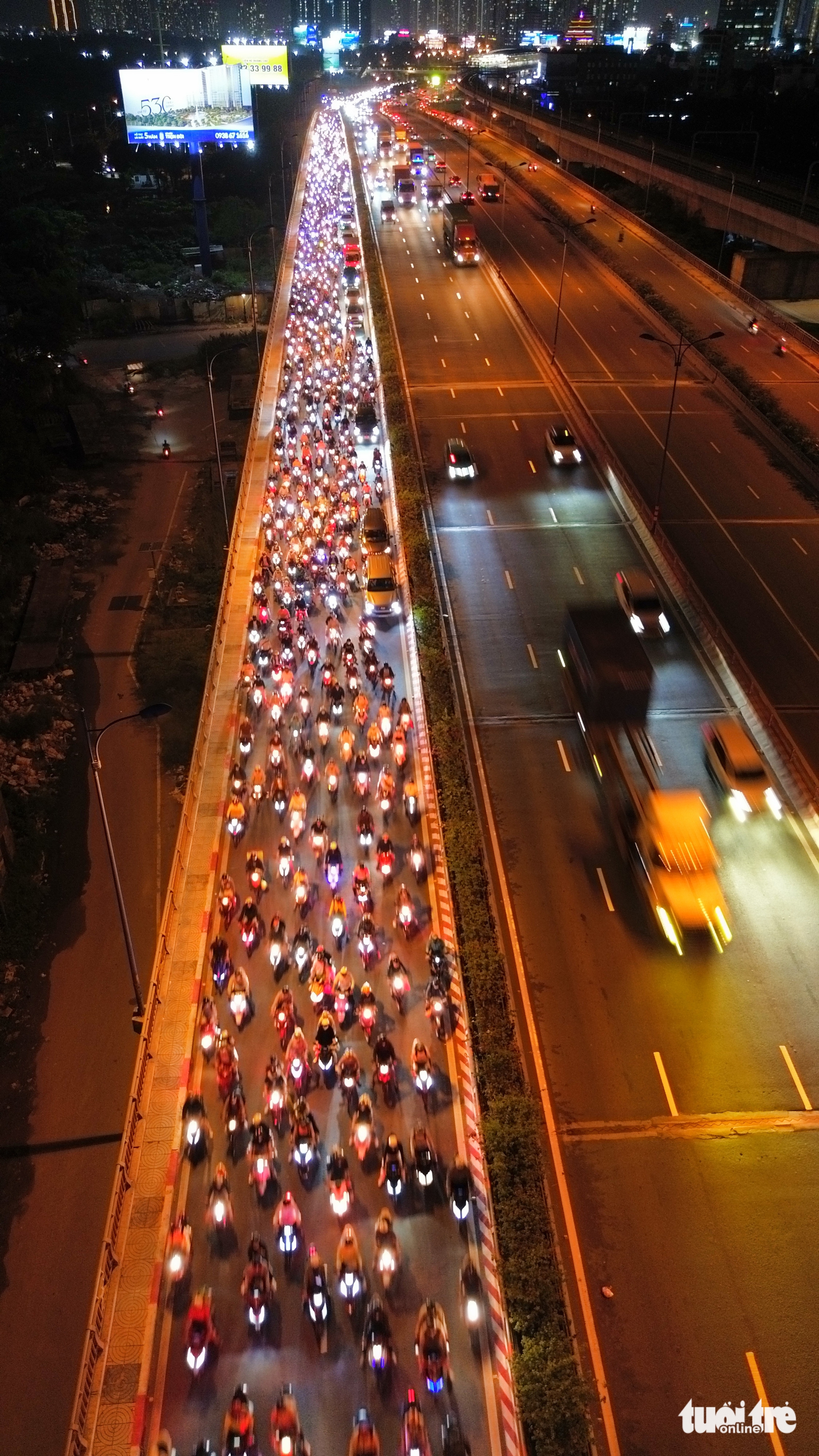 潮汐导致武元甲路下水道水漫路面，数千摩托车缓慢通过积水路段