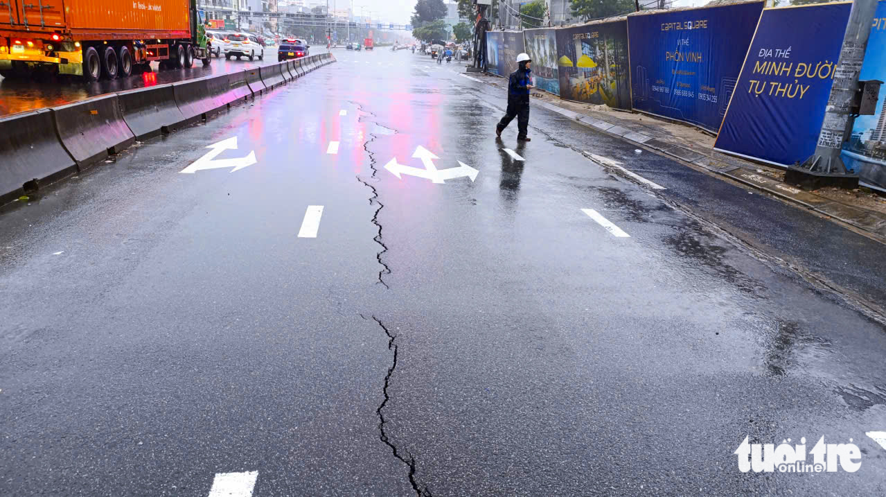 岘港‘死亡之坑’吞噬两辆汽车事件：路面出现多处裂缝