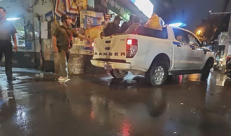 男子持刀攻击邻居，因被提醒音乐太吵而固守家中