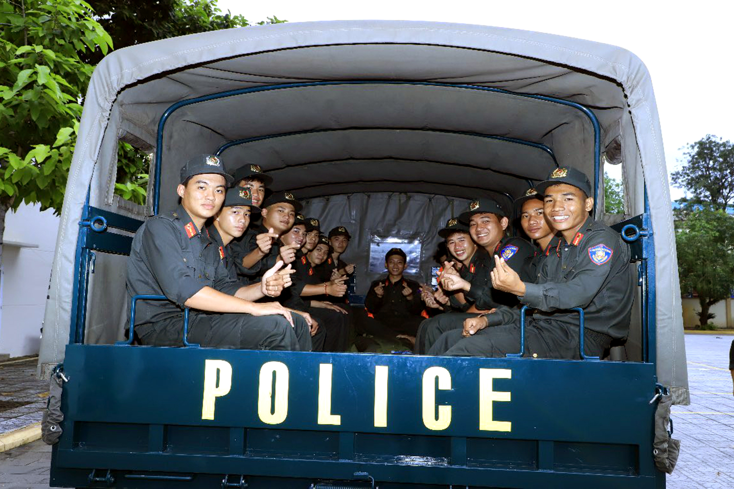 同奈省公安调动130多名干部、战士支援得乐省克服洪涝后果