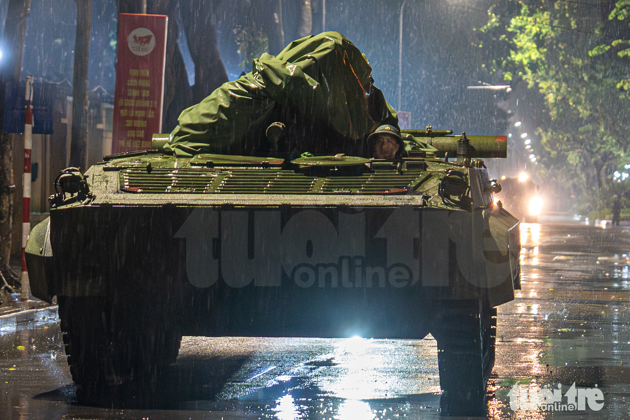 坦克、装甲车在雨中夜行军至国防部总部