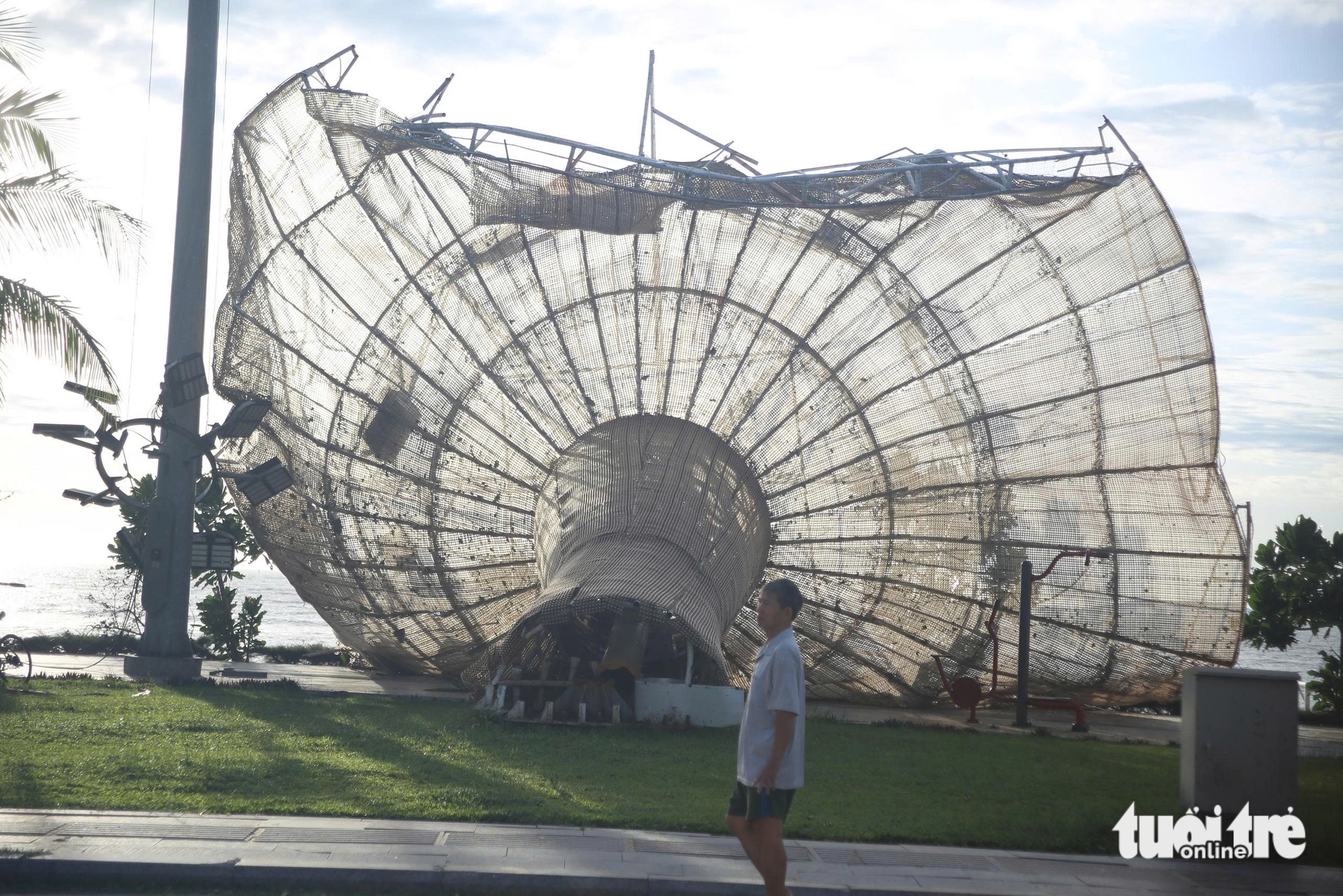 卡马尔吉台风过后，归仁许多地方一片狼藉，树木和电线杆横七竖八