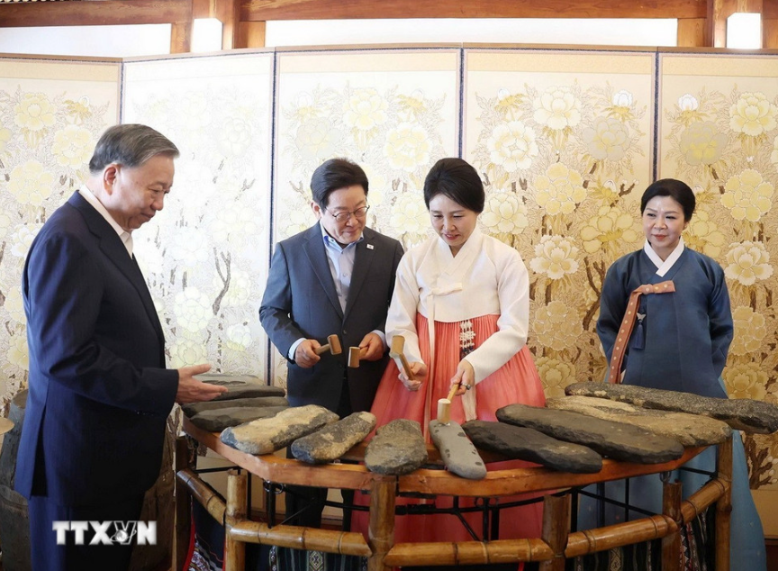 总书记苏林和夫人参加茶会，欣赏传统艺术