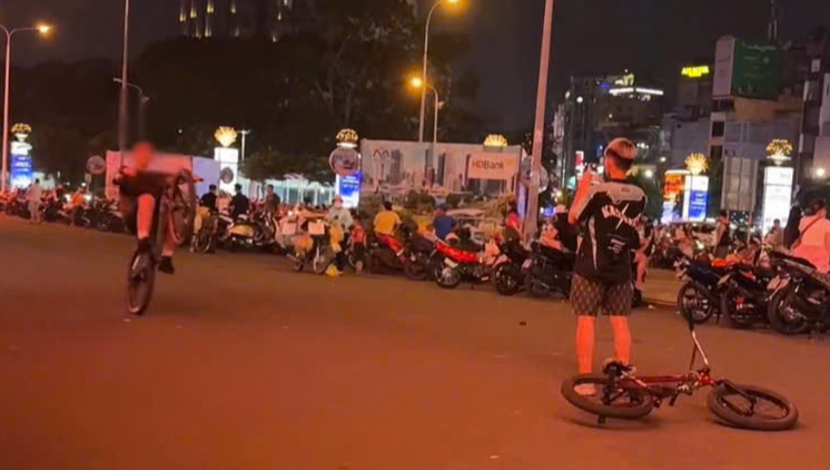 两名青少年在滨城市场前单轮骑自行车被记录在案