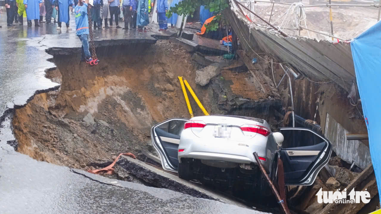 岘港‘死亡之坑’吞噬两辆汽车事件：路面出现多处裂缝