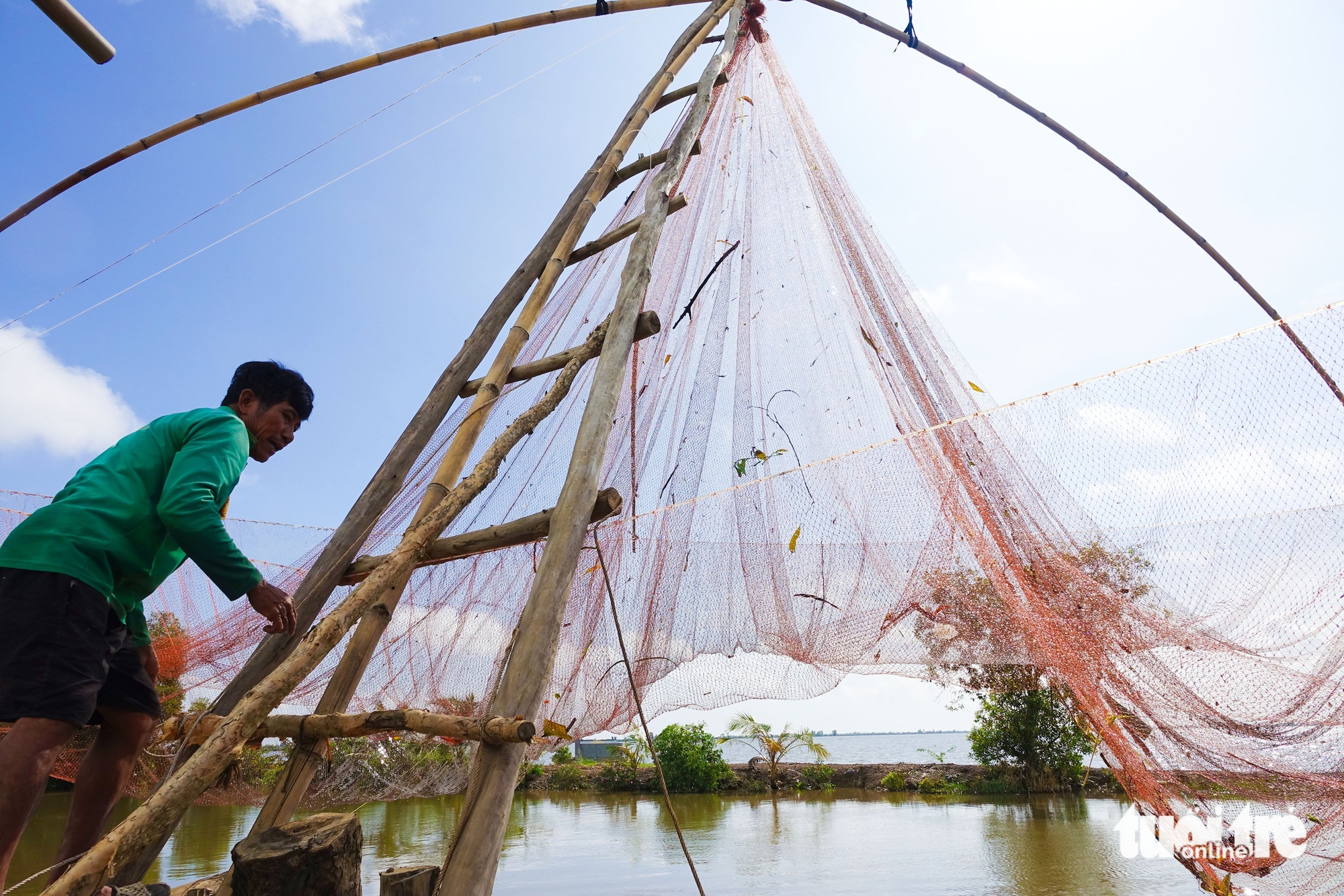 西部居民在洪水季节用网兜捕捉河流中的野生鱼
