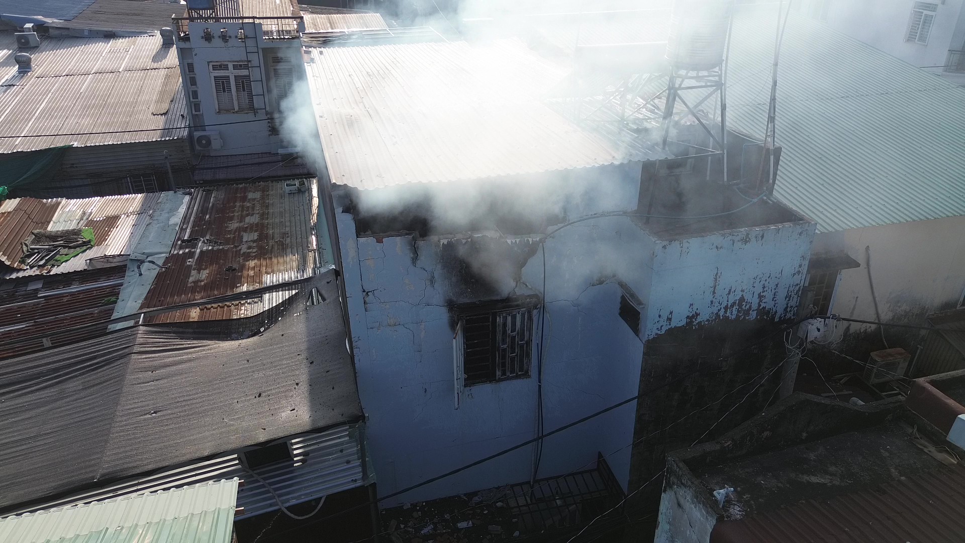 协平坊火灾事件，一名男子死亡：购买汽油回家，锁上房门后点火