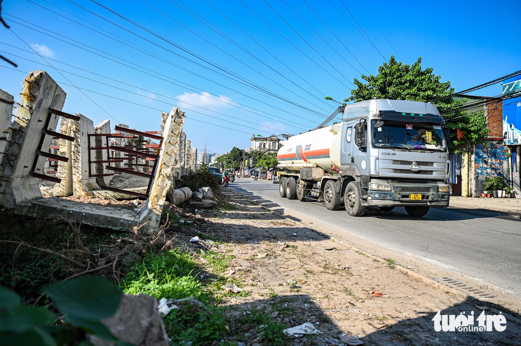 连接三条环线的道路在扩建9年后依然凌乱，居民因灰尘和垃圾感到窒息