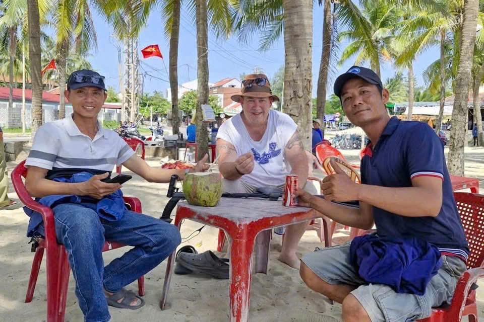 寻找并归还游客在岘港海滩丢失的钻石戒指