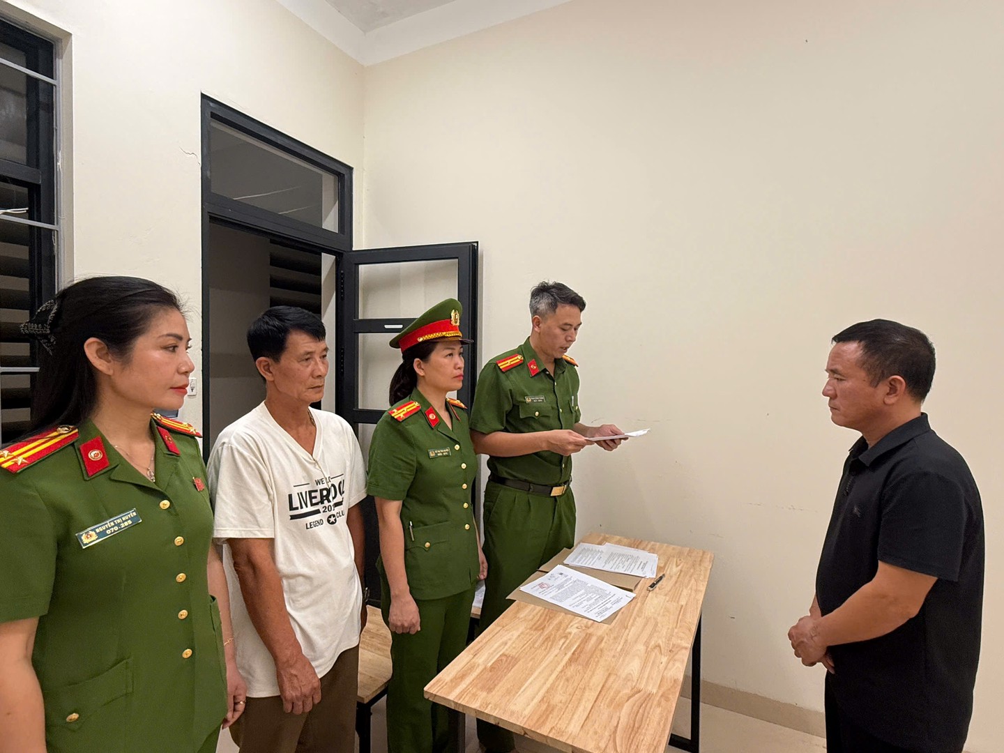 逮捕一家环境处理公司负责人因污染环境被临时拘留