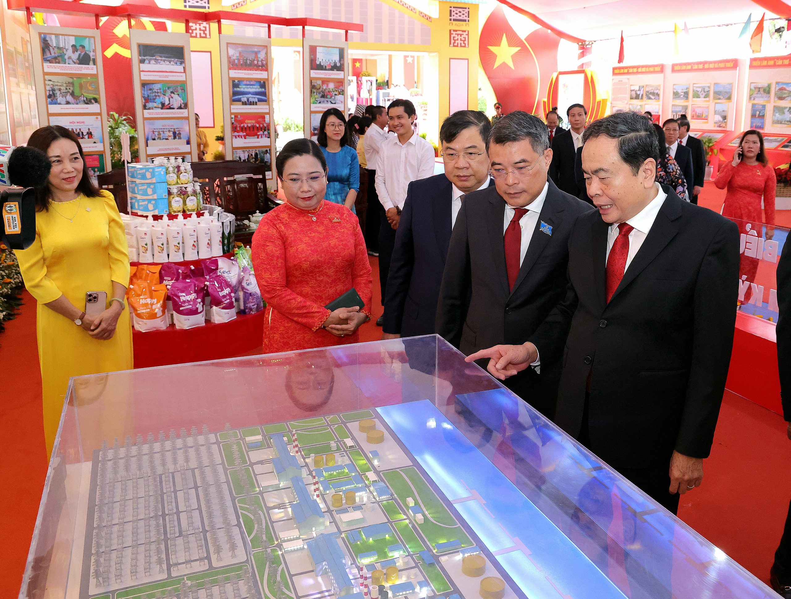 国会主席提出芹苴发展的先决条件