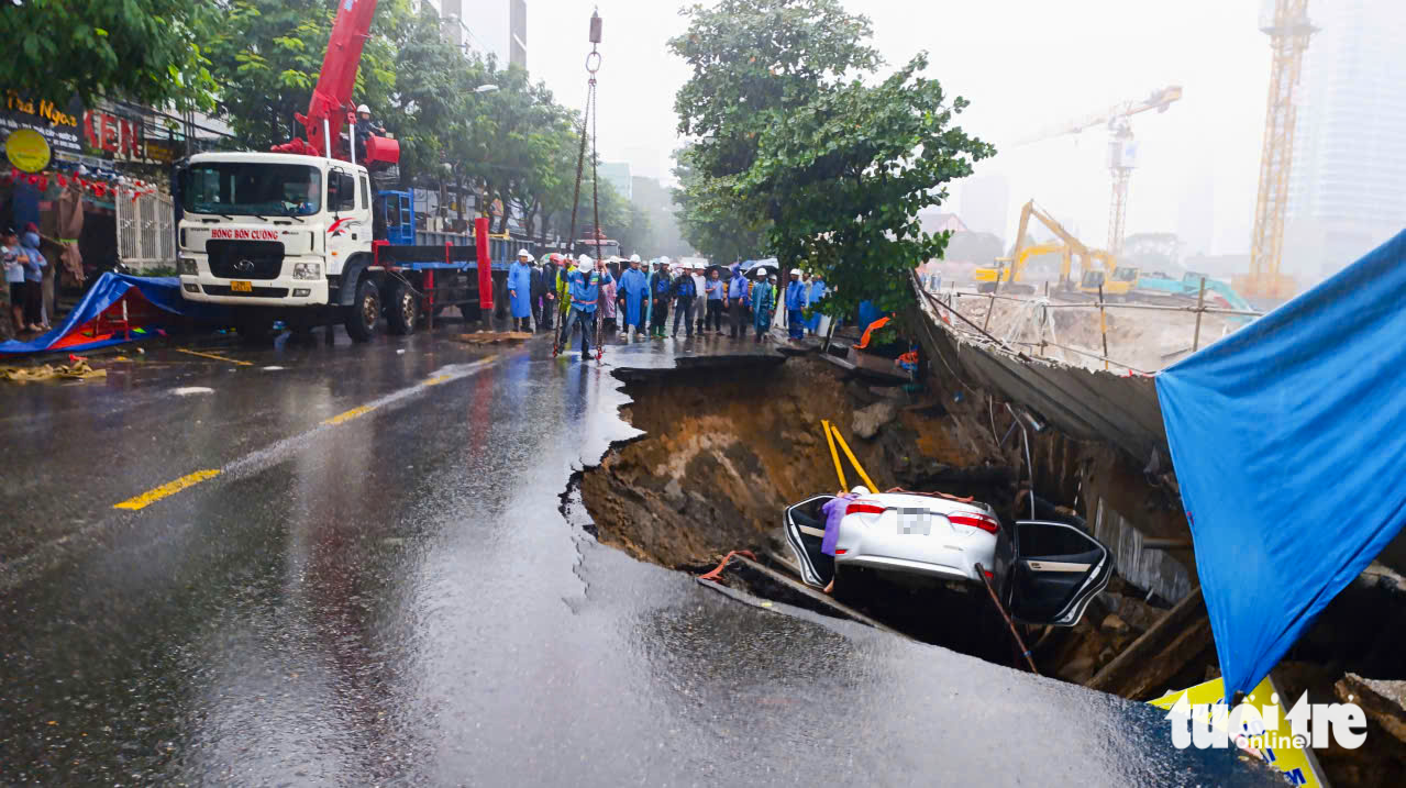 为什么岘港市中心出现‘死亡之坑’，吞噬两辆汽车？