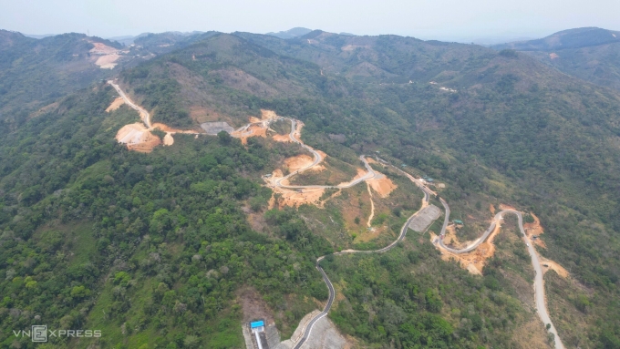 俄罗斯游客疑因运料车落石死亡