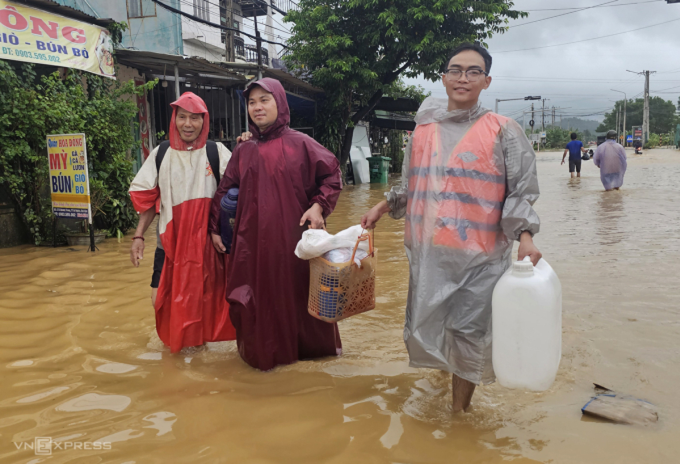 因洪水围困在市场被困三天
