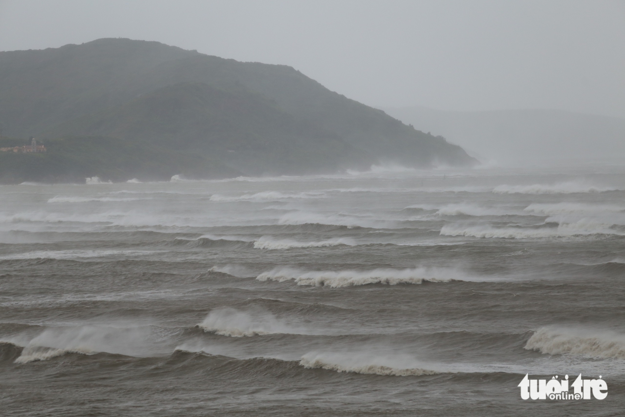 归仁大雨如注，强风阵阵，海浪高达3米