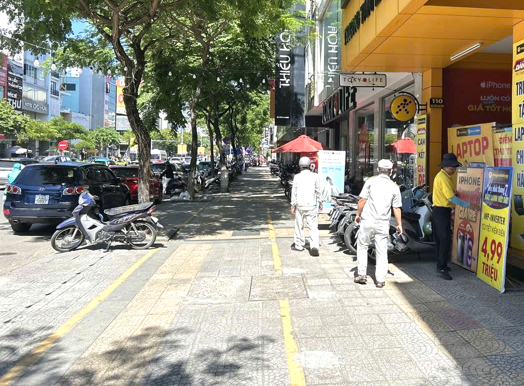 岘港：各坊同步实施每天3班次清理侵占人行道